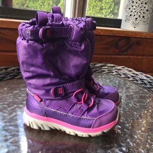 Stride right made 2 play snow boots.